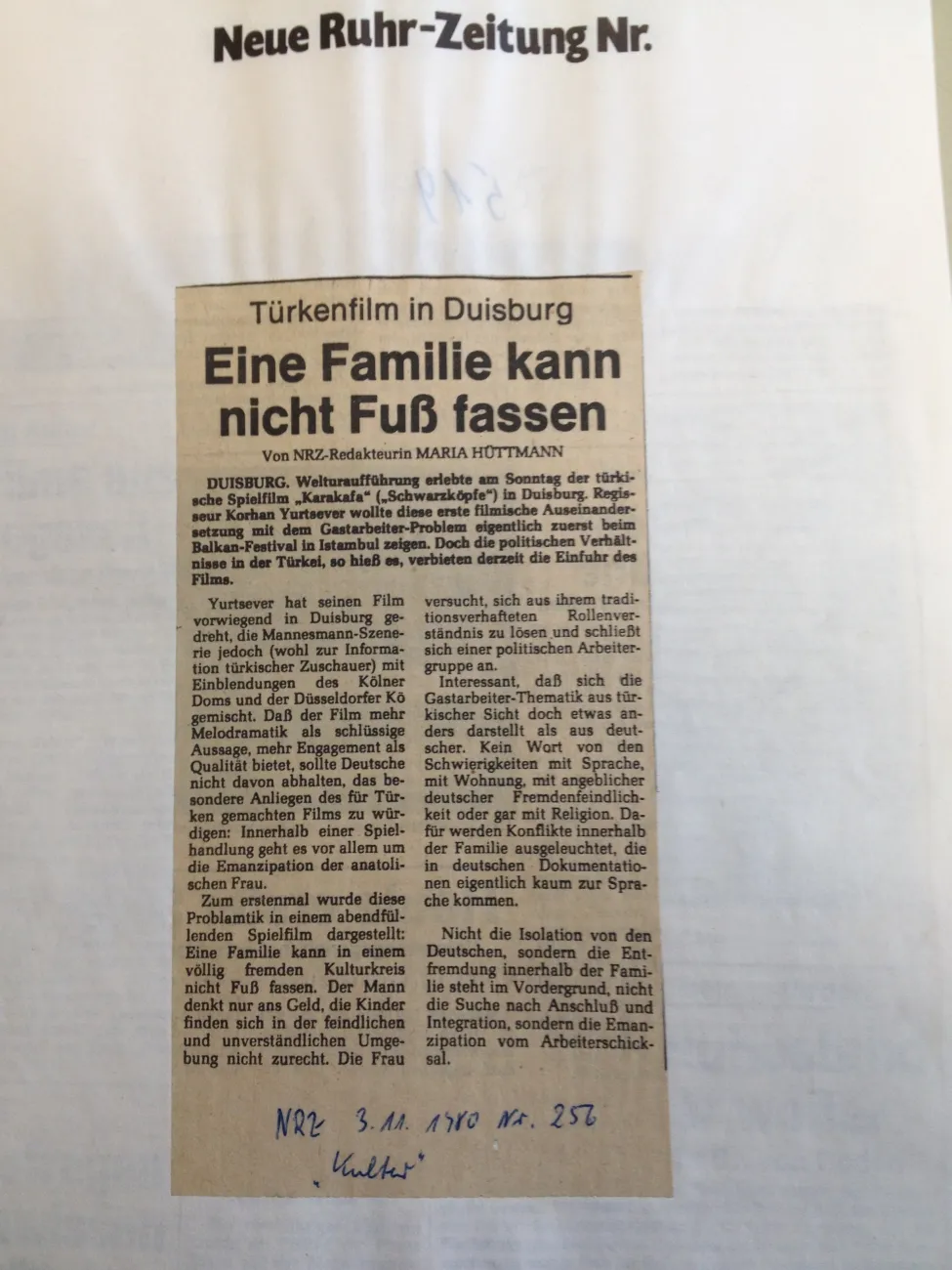 Artikel unter der Überschrift: Eine Familie kann nicht Fuß fassen. Türkenfilm in Duisburg.