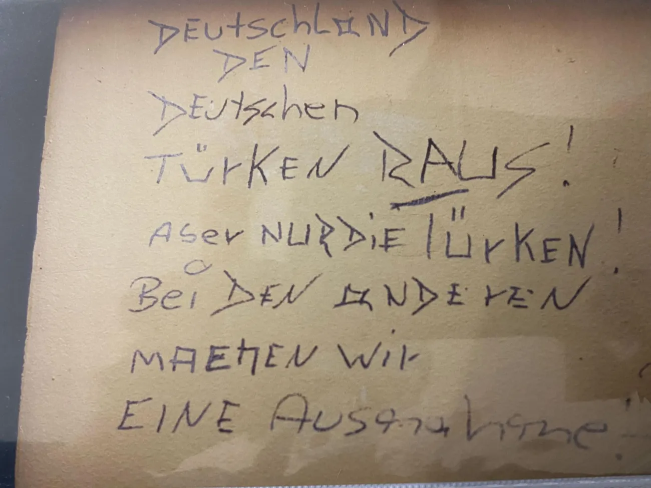 Mit schwarzer Schrift auf einer Wand, u.a.: „Deutschland den Deutschen, Türken Raus!“
