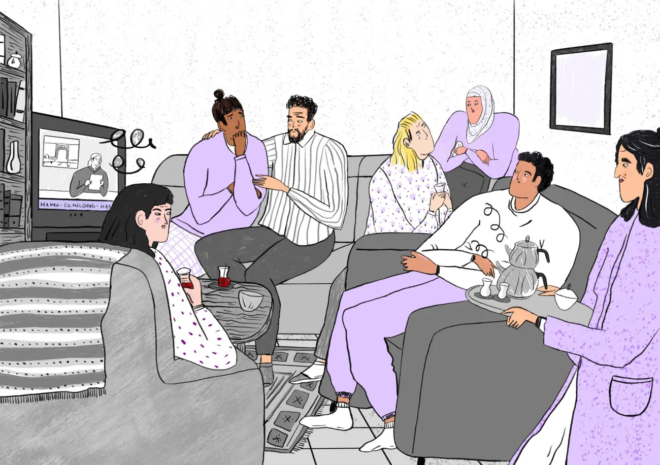 Illustration: Menschen mit und ohne Migrationsgeschichte sitzen im Wohnzimmer von Cema. Der Fernseher läuft. Eine Nachrichtensprecherin liest eine Eilmeldung zum Terroranschlag in Hanau am 20.02.2020. Personen sind in Gespräche vertieft, trösten sich und manche schauen besorgt. Cema steht am rechten Bildrand mit einem Tablett mit Samowar und Teegläsern.