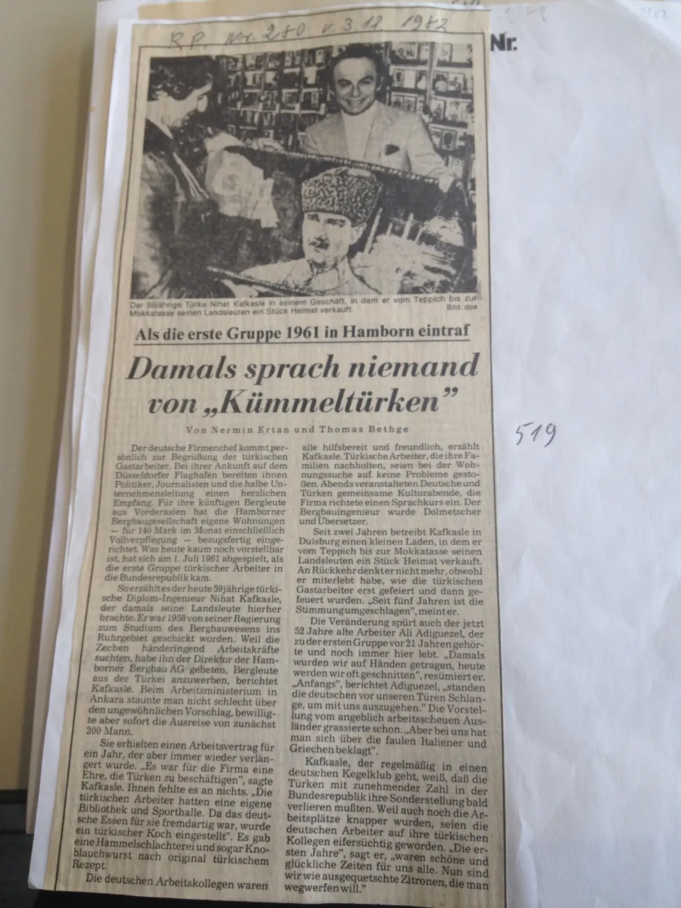 Zeitungsartikel mit Foto von Nihat Kafkasle in seinem Laden, der sich an die frühen 1960er in Duisburg erinnert.