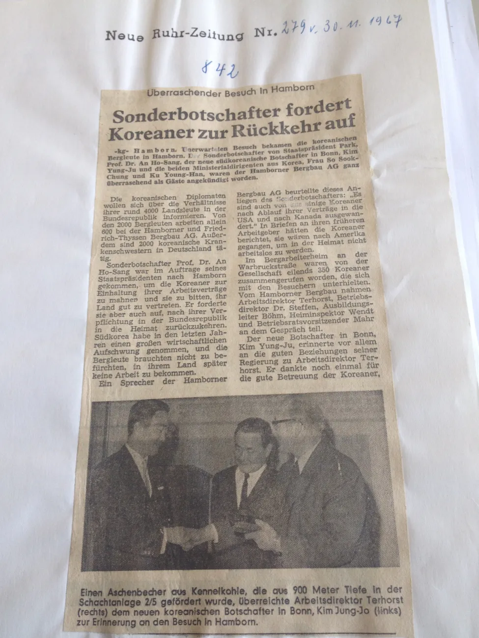 Artikel über den Besuch des südkoreanischen Botschafters bei der Hamborner Bergbau AG. Foto von Botschafter und Arbeitsdirektor der Bergau AG.