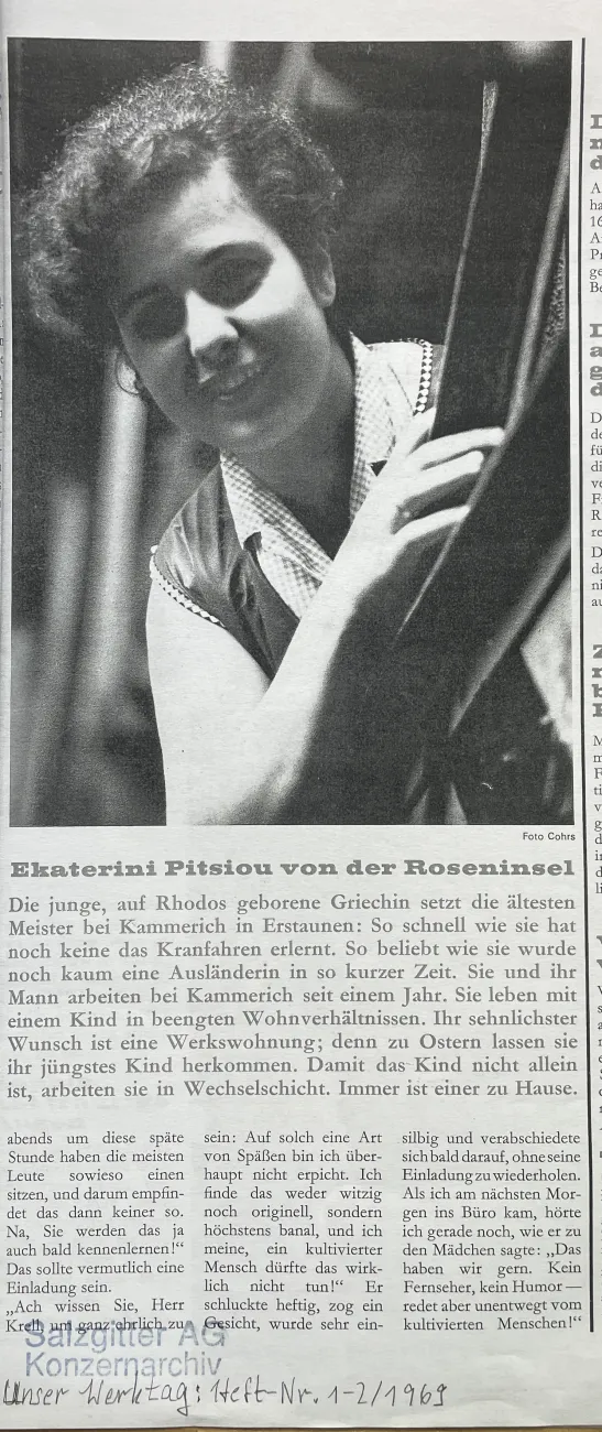 Zeitungsausschnitt von 1969 mit einem Porträt von Ekaterina Pitsiou. Der Artikel berichtet über ihre schnelle Einarbeitung, ihre Beliebtheit im Betrieb und die Wohn- und Familiensituation ihrer Familie.