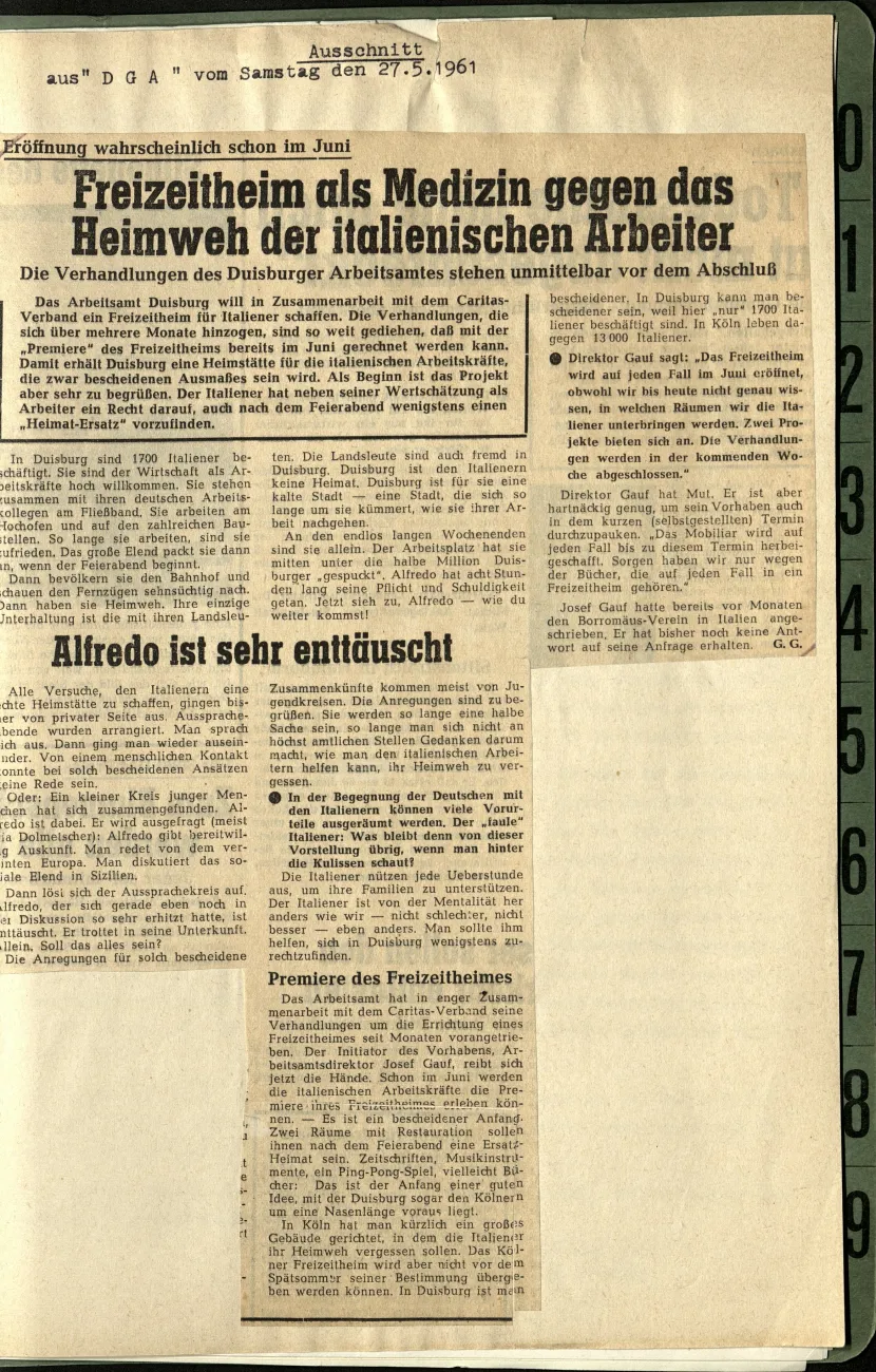 Abfotografierter Zeitungsartikel vom 27. Mai 1961 mit der Überschrift „Freizeitheim als Medizin gegen das Heimweh der italienischen Arbeiter“. Der Beitrag beschreibt die Arbeits- und Lebensbedingungen italienischer Gastarbeiter in Duisburg sowie die geplante Eröffnung eines Freizeitheims als Ort der Begegnung und Unterstützung.