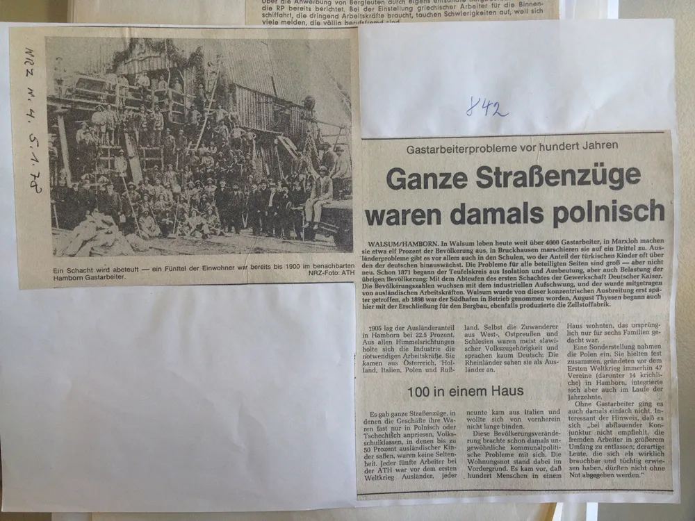 Zeitungsausschnitt mit historischem Foto von Bergarbeitern und dem Titel „Ganze Straßenzüge waren damals polnisch“, der die Zuwanderung polnischer Arbeitskräfte in Walsum und Hamborn um 1900 thematisiert.
